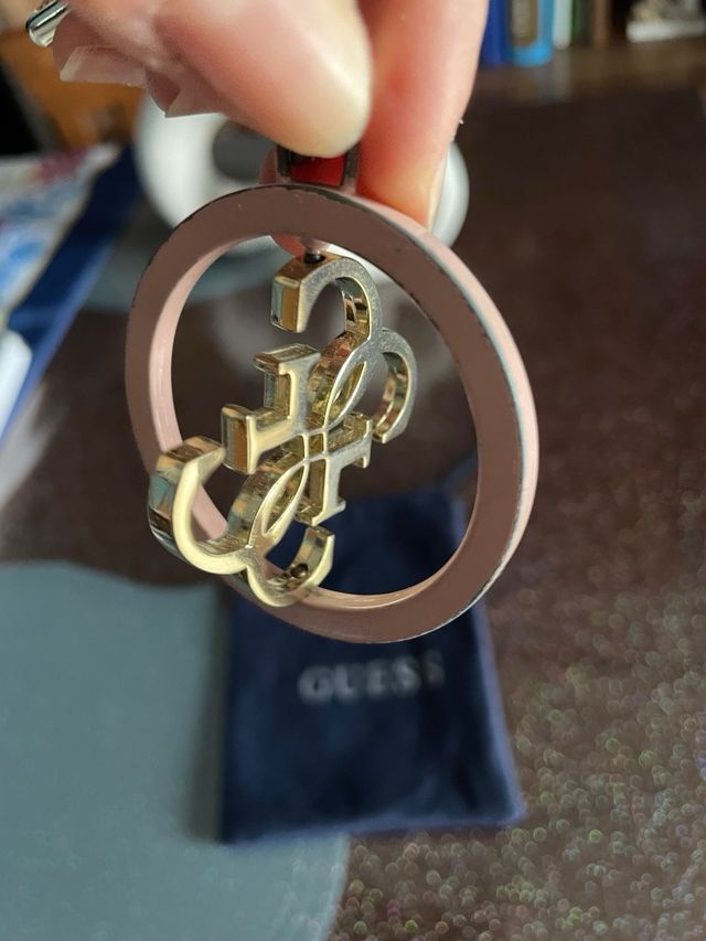 Portachiavi Guess rosa e dorato