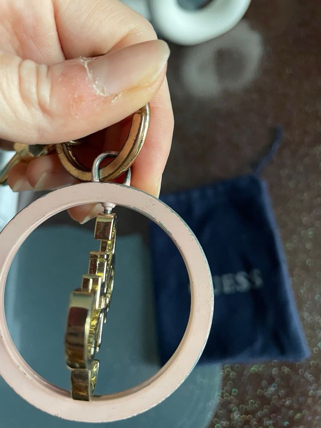 Portachiavi Guess rosa e dorato