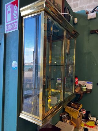 ANTIGUA VITRINA EN LATON COM CRISTALES BISELADOS