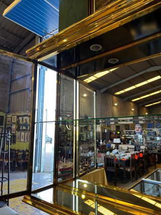 ANTIGUA VITRINA EN LATON COM CRISTALES BISELADOS