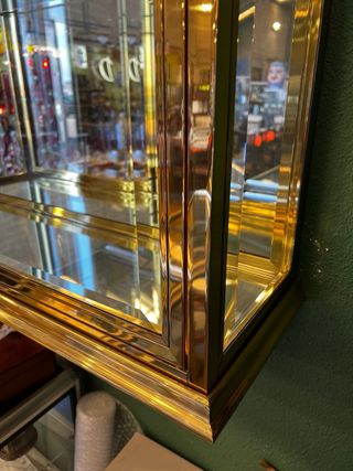 ANTIGUA VITRINA EN LATON COM CRISTALES BISELADOS