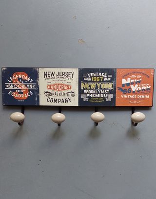 Perchero metálico con 4 ganchos