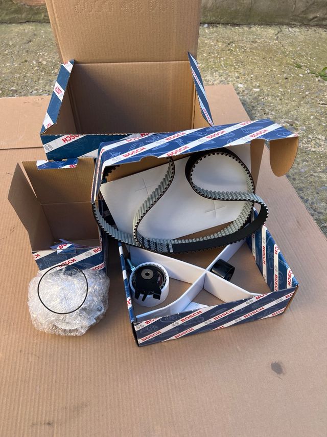 ✅ BOSCH Bomba de agua + kit correa de distribucion