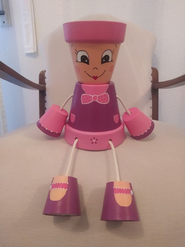 Maceta muñeca rosa y lila