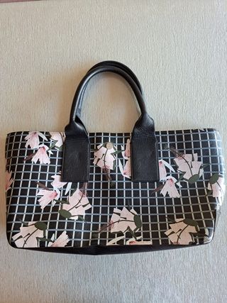 Bolso shopper negro con flores de Adolfo Domínguez
