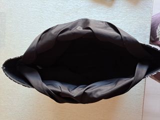 Bolso shopper negro con flores de Adolfo Domínguez