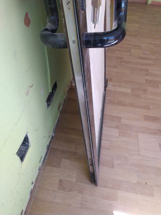 Puerta exterior cerradura de 3 puntos.