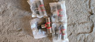 Cuatro empalmes de tubería polistileno