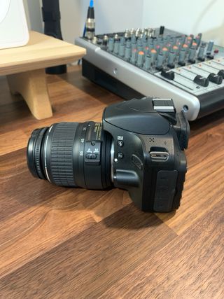 Nikon D3200 (Sin cargador y sin objetivos)