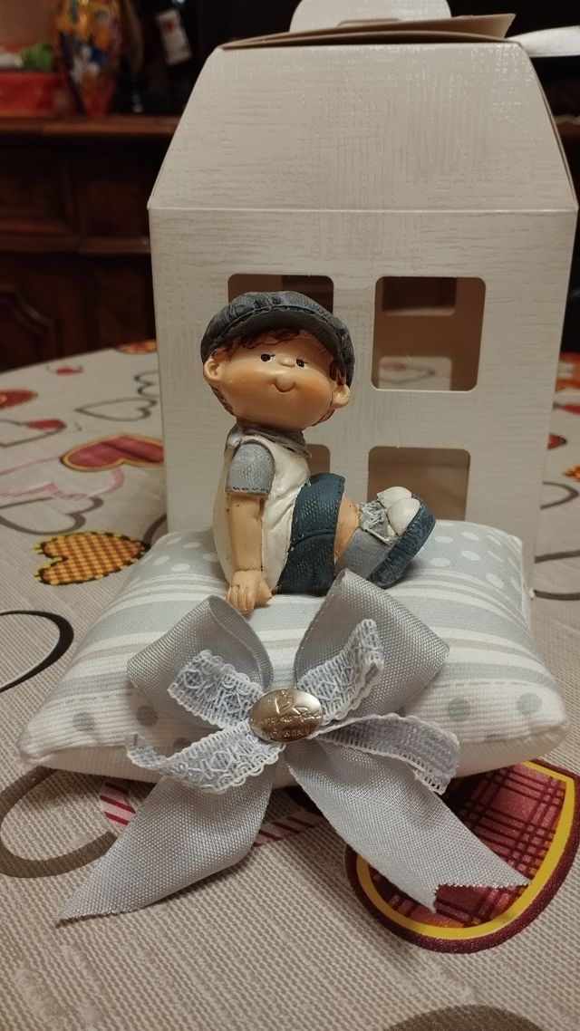 Cuscino con bambino in ceramica dipinto