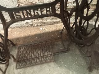 ANTIGUA MESA PIE MAQUINA COSER SINGER B