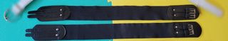 DOS CINTURONES ELÁSTICOS CON HEBILLAS.
