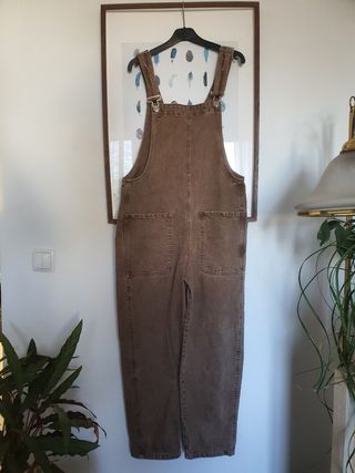 Macacão castanho claro.