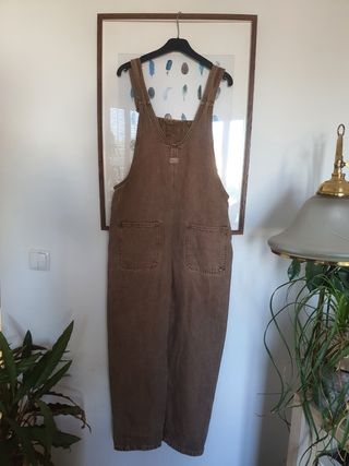 Macacão castanho claro.