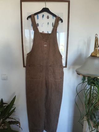 Macacão castanho claro.