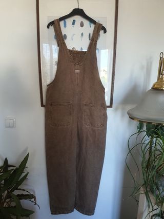 Macacão castanho claro.