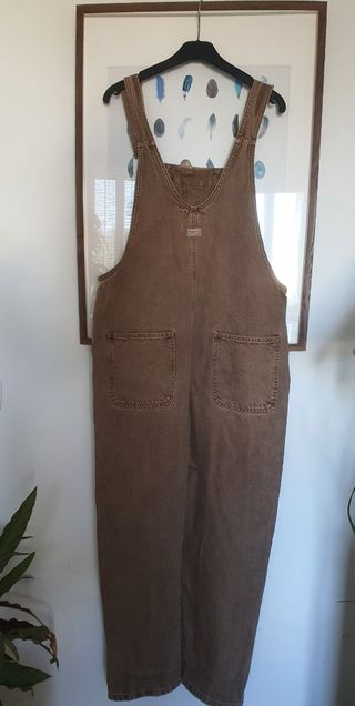 Macacão castanho claro.