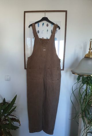 Macacão castanho claro.