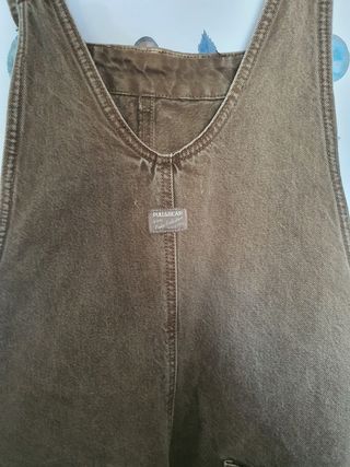 Macacão castanho claro.