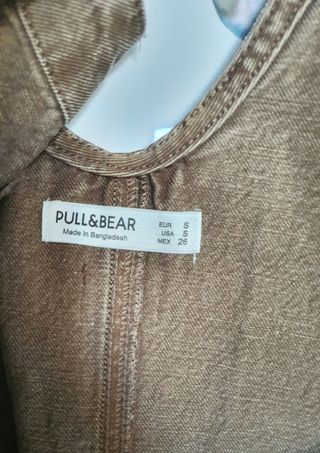 Macacão castanho claro.