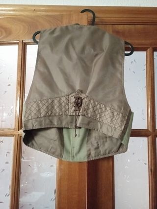 chaleco y pantalón largo,