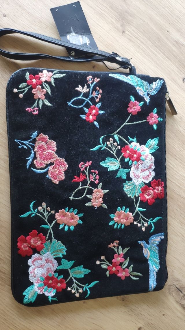 Cartera de mano negra y bordada colores
