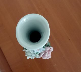 Figura porcelana jarrón para flores