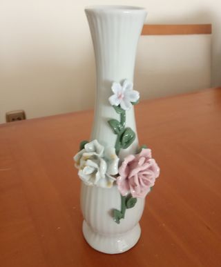 Figura porcelana jarrón para flores