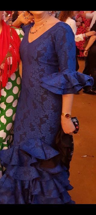 Traje de flamenca azul de moda 2024