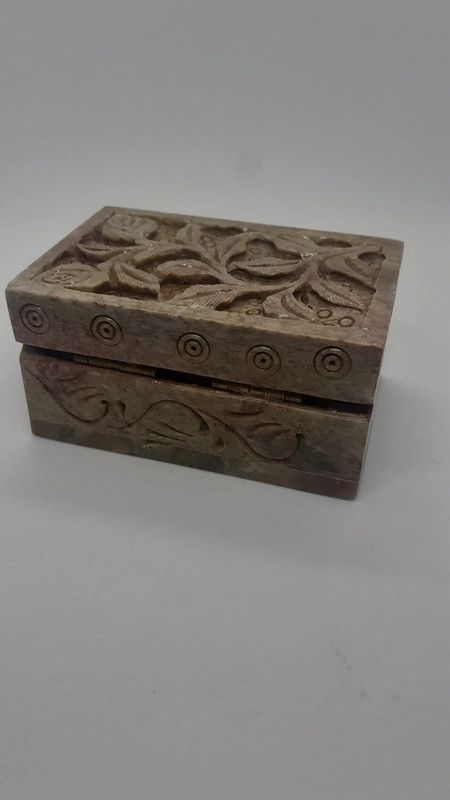 Scatoletta in pietra dura verde