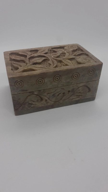 Scatoletta in pietra dura verde