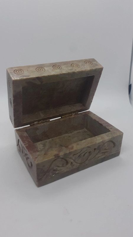 Scatoletta in pietra dura verde