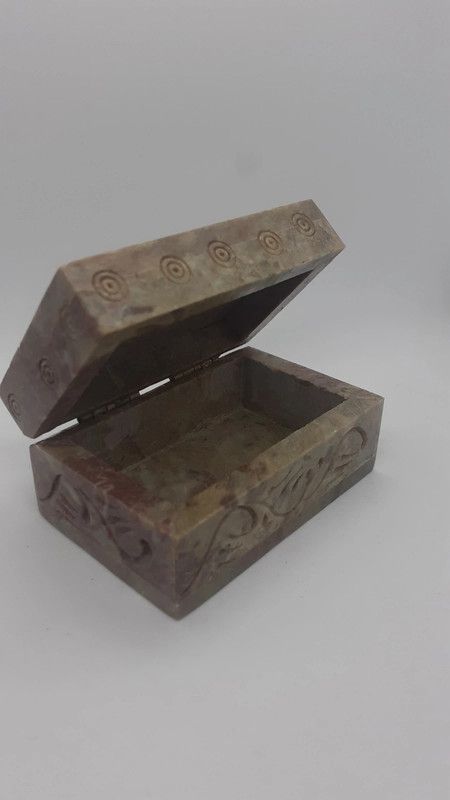 Scatoletta in pietra dura verde