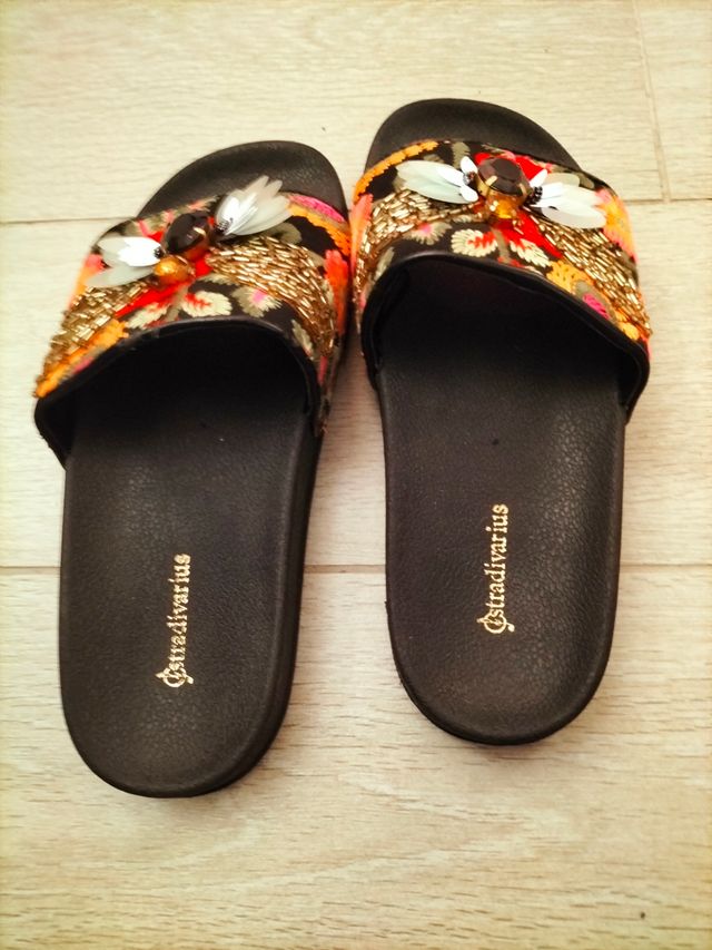 Ciabatte ricamate Stradivarius