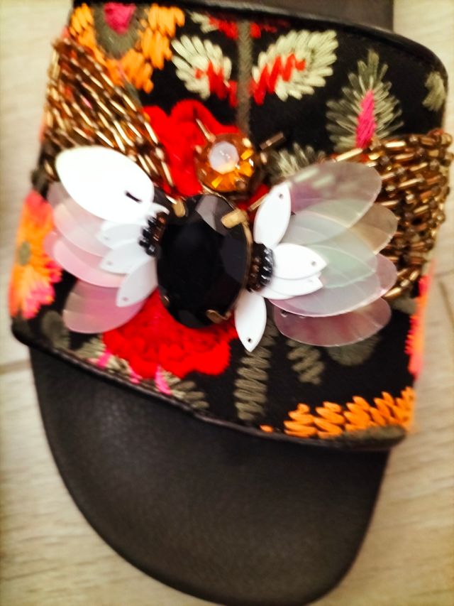 Ciabatte ricamate Stradivarius