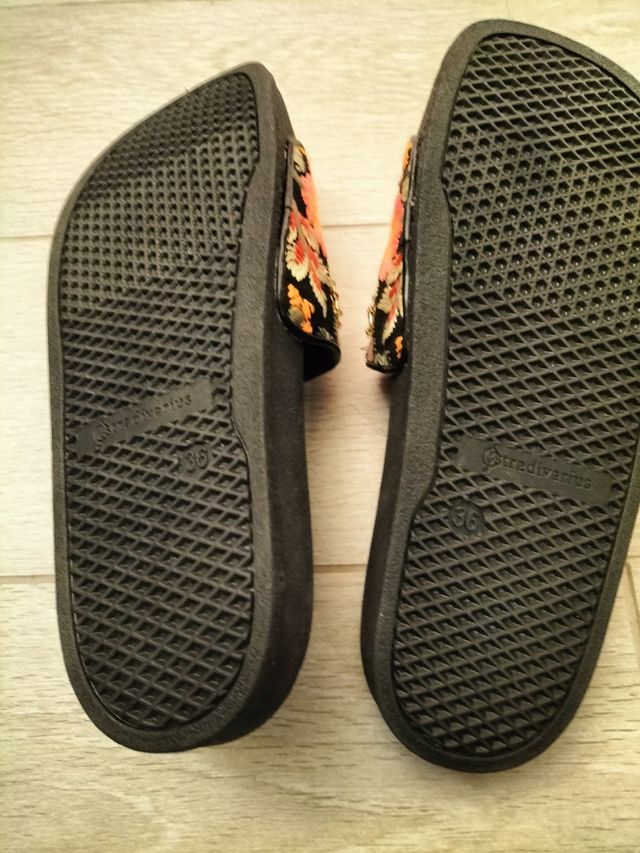 Ciabatte ricamate Stradivarius