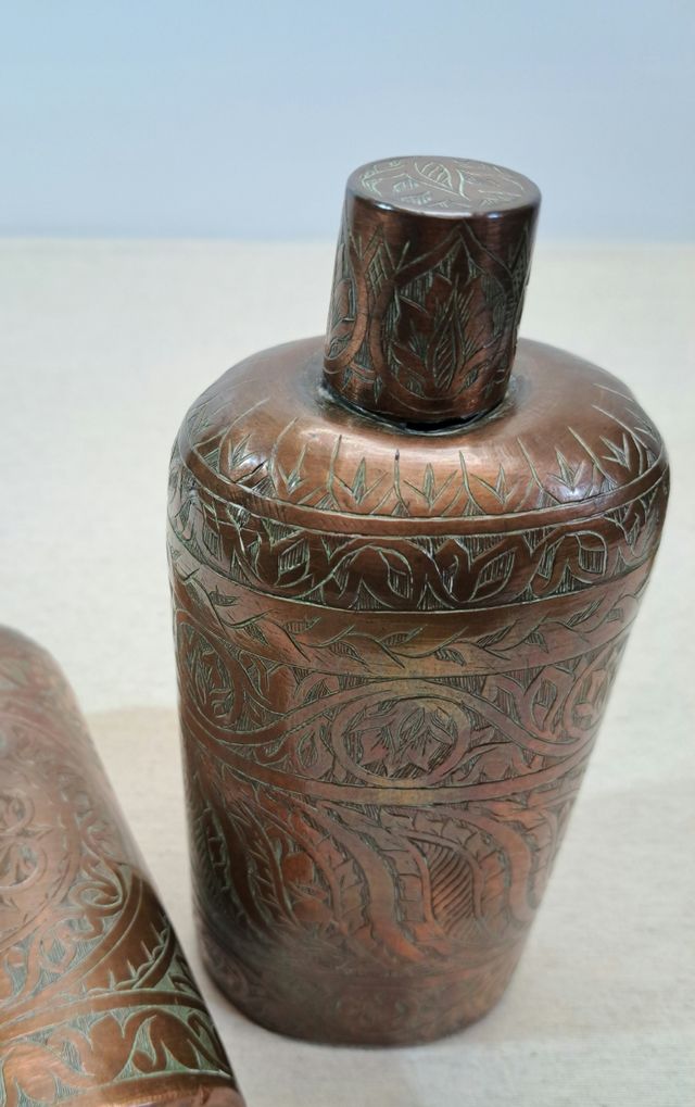 Bottiglie e tazza di rame. 1900
