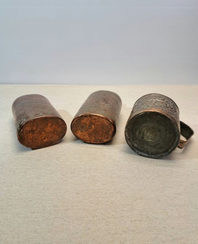 Bottiglie e tazza di rame. 1900