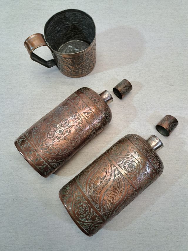 Bottiglie e tazza di rame. 1900