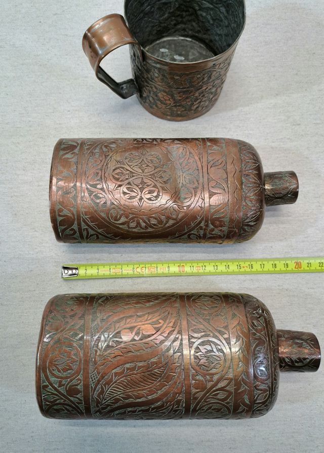 Bottiglie e tazza di rame. 1900