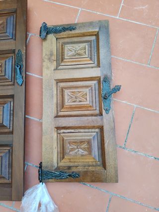 2 puertas de mueble de madera. 
