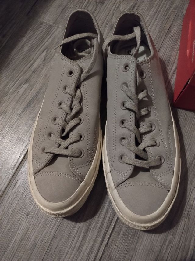 Paio di Converse Chuck Taylor beige