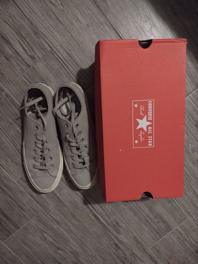 Paio di Converse Chuck Taylor beige