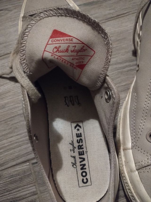 Paio di Converse Chuck Taylor beige