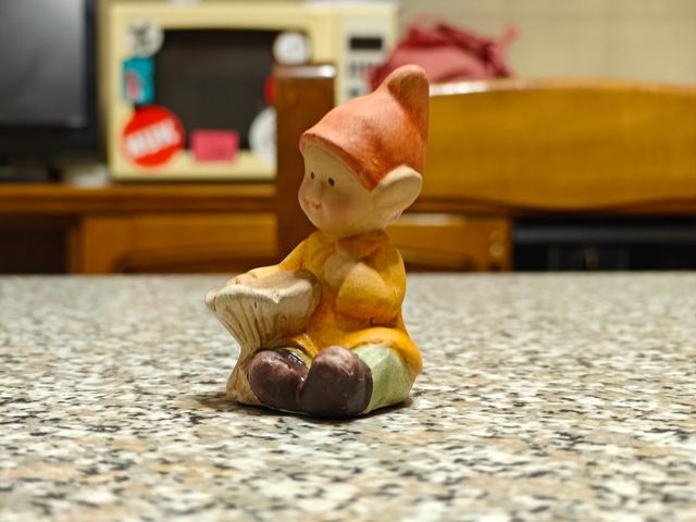 Statuetta gnomo con fungo