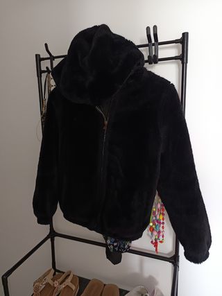 4 ABRIGOS Y PARKA CON CON 4 PANTALON TODO DE MARCA
