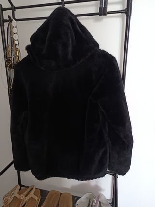 4 ABRIGOS Y PARKA CON CON 4 PANTALON TODO DE MARCA