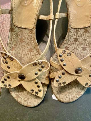 Sandalia Coccinelle tacon beige