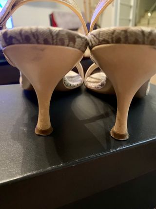Sandalia Coccinelle tacon beige