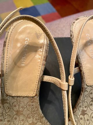 Sandalia Coccinelle tacon beige
